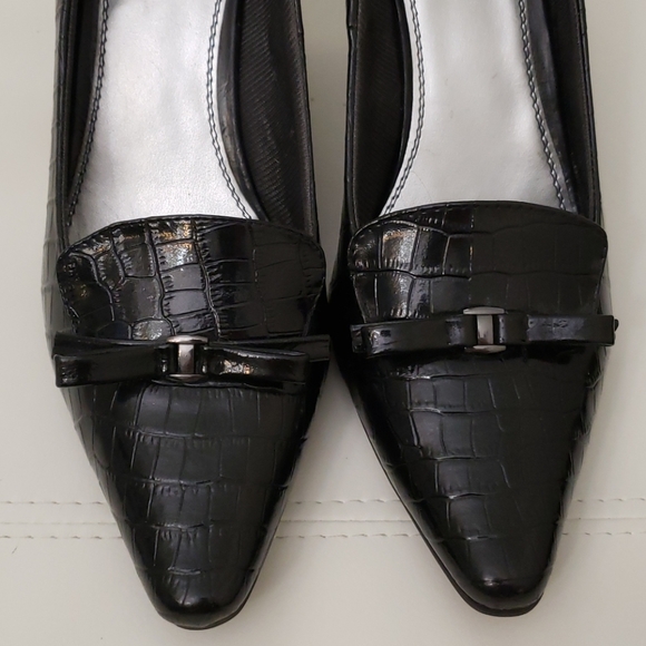 Life Stride Embossed Bowed Pointy Toe Pump BLK 10M - Picture 3 of 7